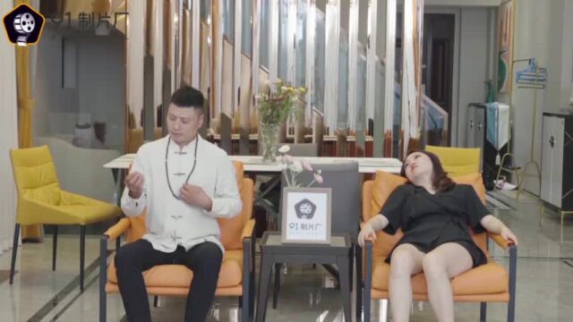 Chị em cùng làm son thủ công thử màu lên môi nhau sâu