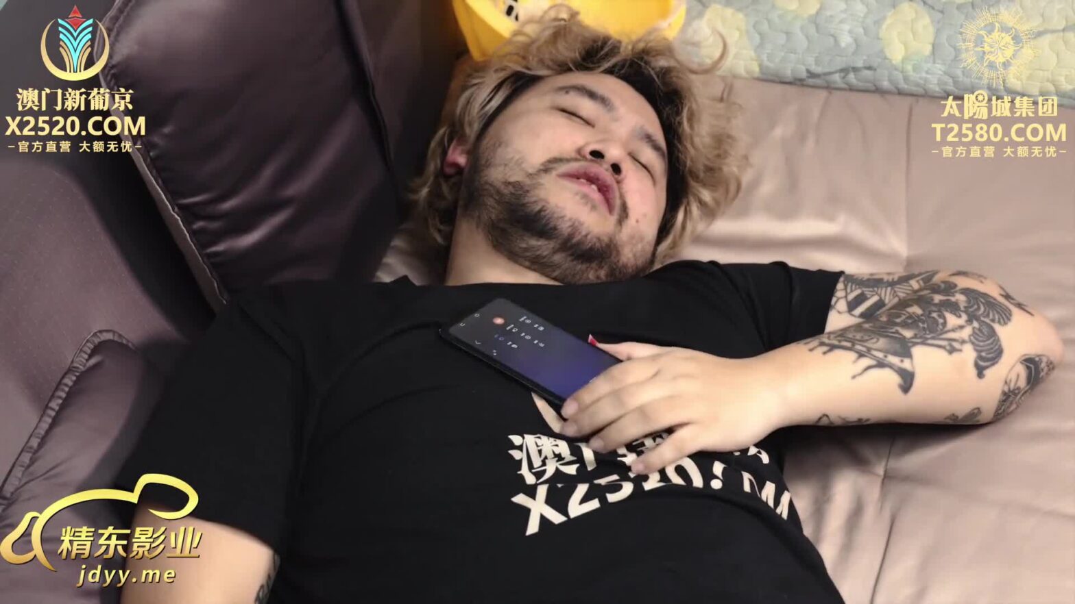 Nữ nhà nghiên cứu trà cụ thử ấm đất nung nóng khách