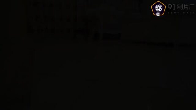 Cô chủ tiệm thảo dược pha thuốc bổ cho khách rồi thử hiệu quả