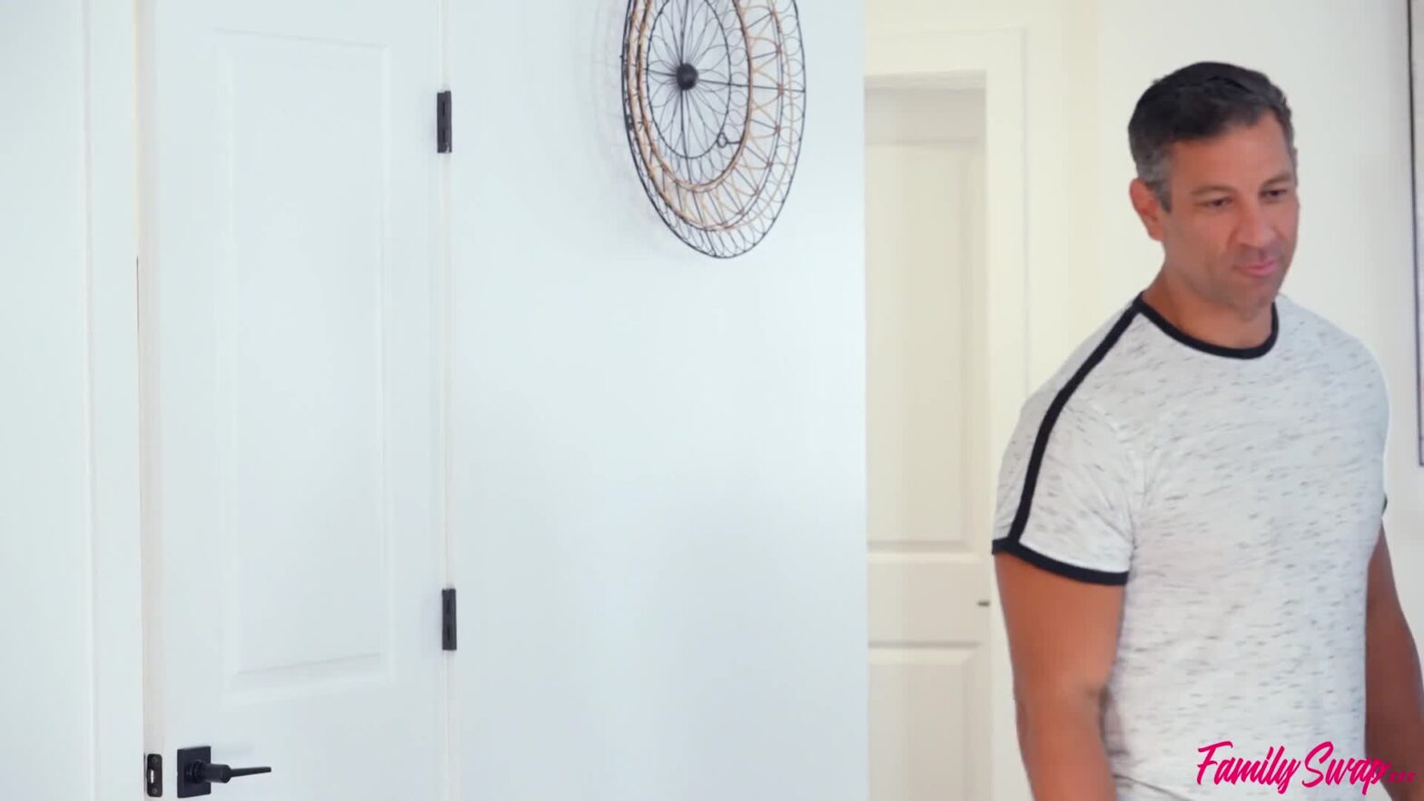 Em vợ bị anh rể dụ chơi trò trốn tìm trong nhà kho cũ – sexlonto