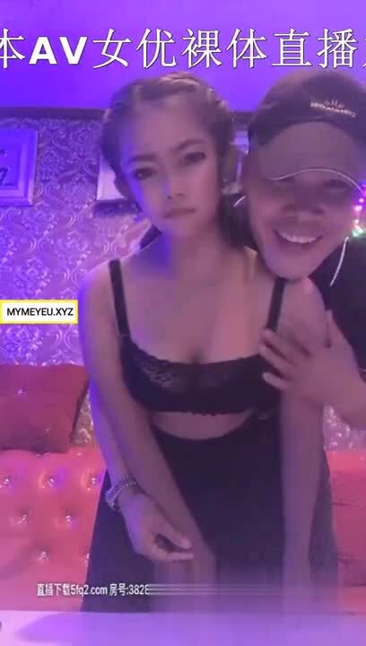 Gã chồng bất lực nhìn bạn thân địt tung cô bé vợ